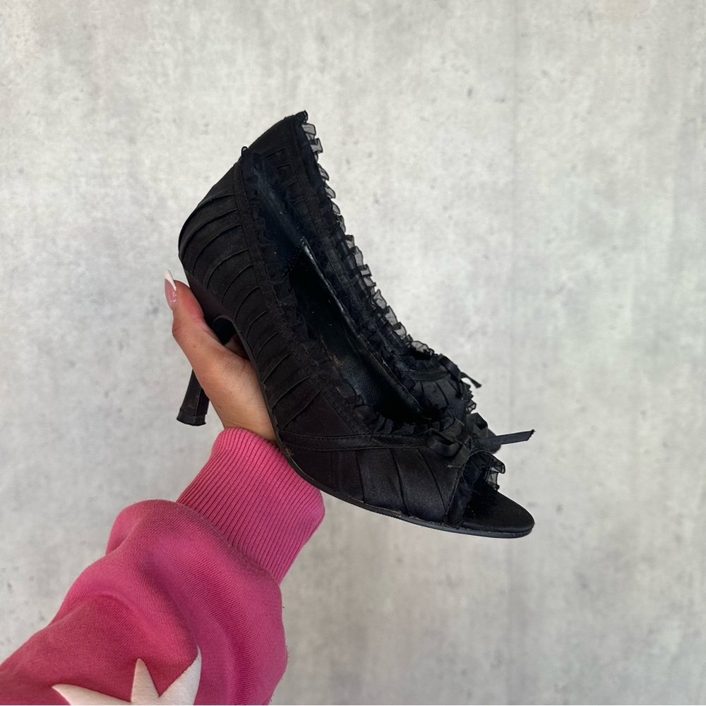 Cute satin and ruffles black heels